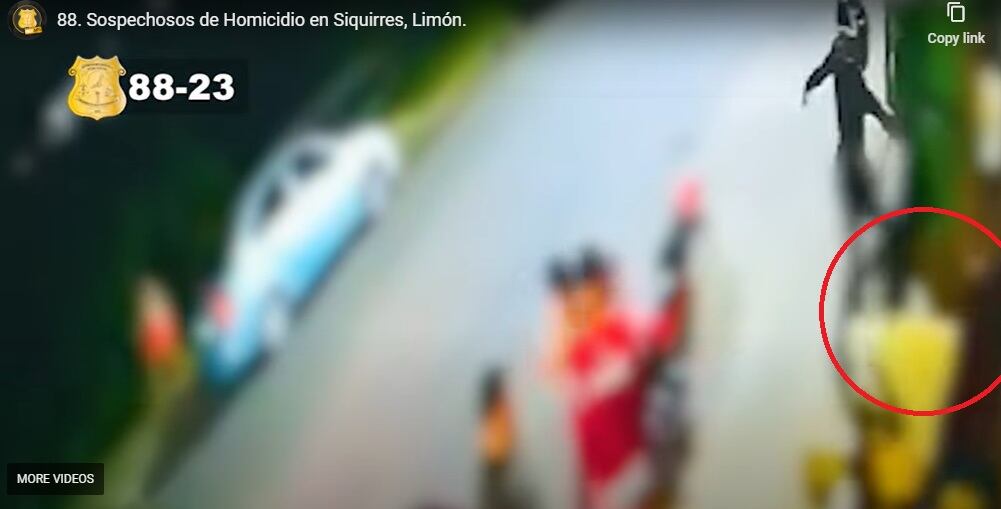 Con mucha frialdad el gatillero se acercó a la víctima y le disparó en varias ocasiones. Captura de video.