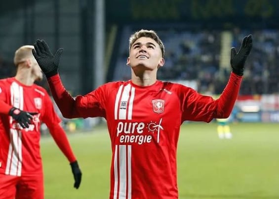 El delantero costarricense Manfred Ugalde sigue encendido. Instagram.