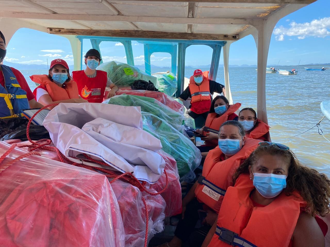 Desde el 13 y hasta el 20 de diciembre, Obras del Espíritu Santo, lideradas por el sacerdote Sergio Valverde, recorrió todo el país repartiendo jamita y regalos a 35 mil niños.