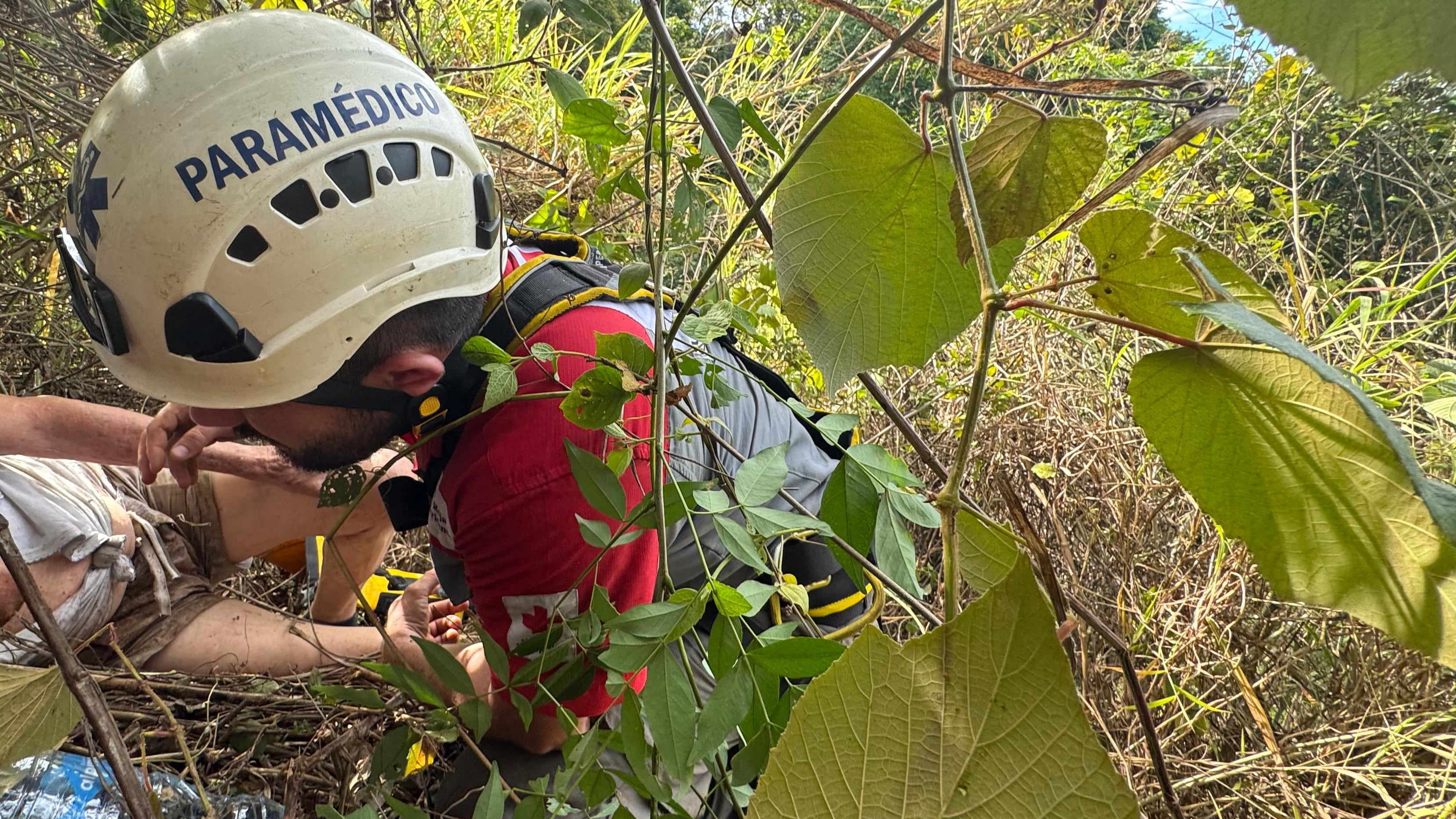 El adulto mayor de 80 años que estuvo desaparecido en las montañas de Pavas de Carrizal, Alajuela, sobrevivió a las bajas temperaturas de la noche y fue rescatado por la Cruz Roja. Foto: Cruz Roja