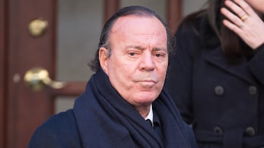 Julio Iglesias enfrenta denuncias por presuntos abusos sexuales de extrabajadoras