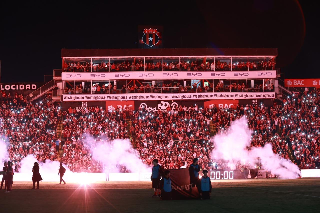El recibimiento de Alajuelense en el juego ante Saprissa fue a lo grande.