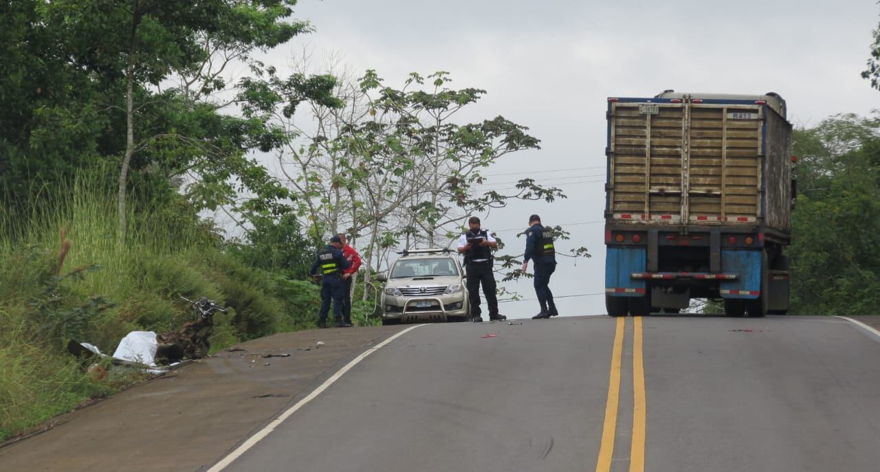 Motociclista mure en choque contra camión en Pocosol de San Carlos. Foto Edgar Chinchilla.