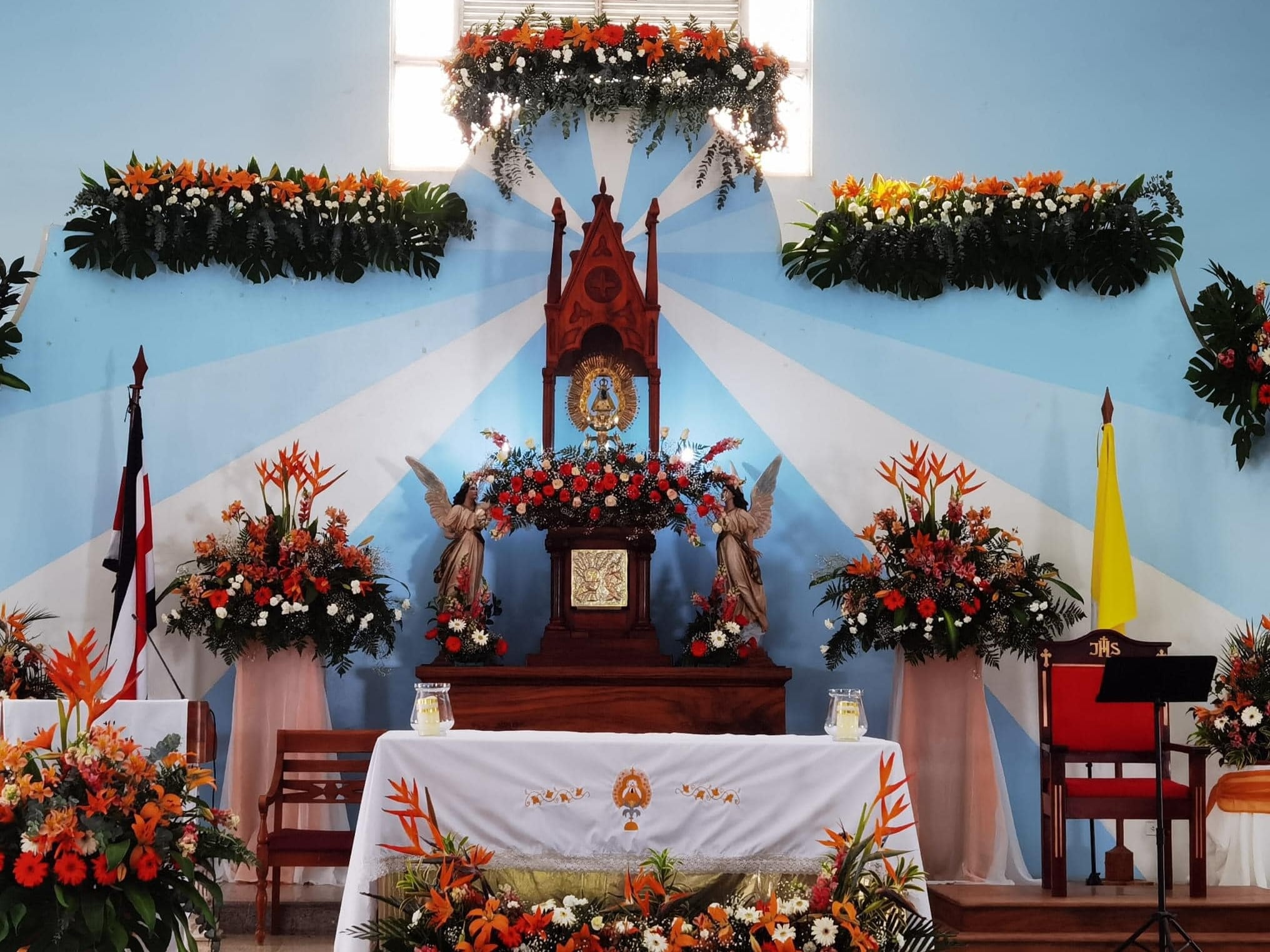 Armando Briceño Sánchez es un guanacasteco de la pura cepa. Nació hace 82 años en Bolsón de Santa Cruz y actualmente vive en Filadelfia. El sirve en el Santuario Diocesano Nuestra Señora de los Ángeles-Parroquia Cartagena en Guanacaste.