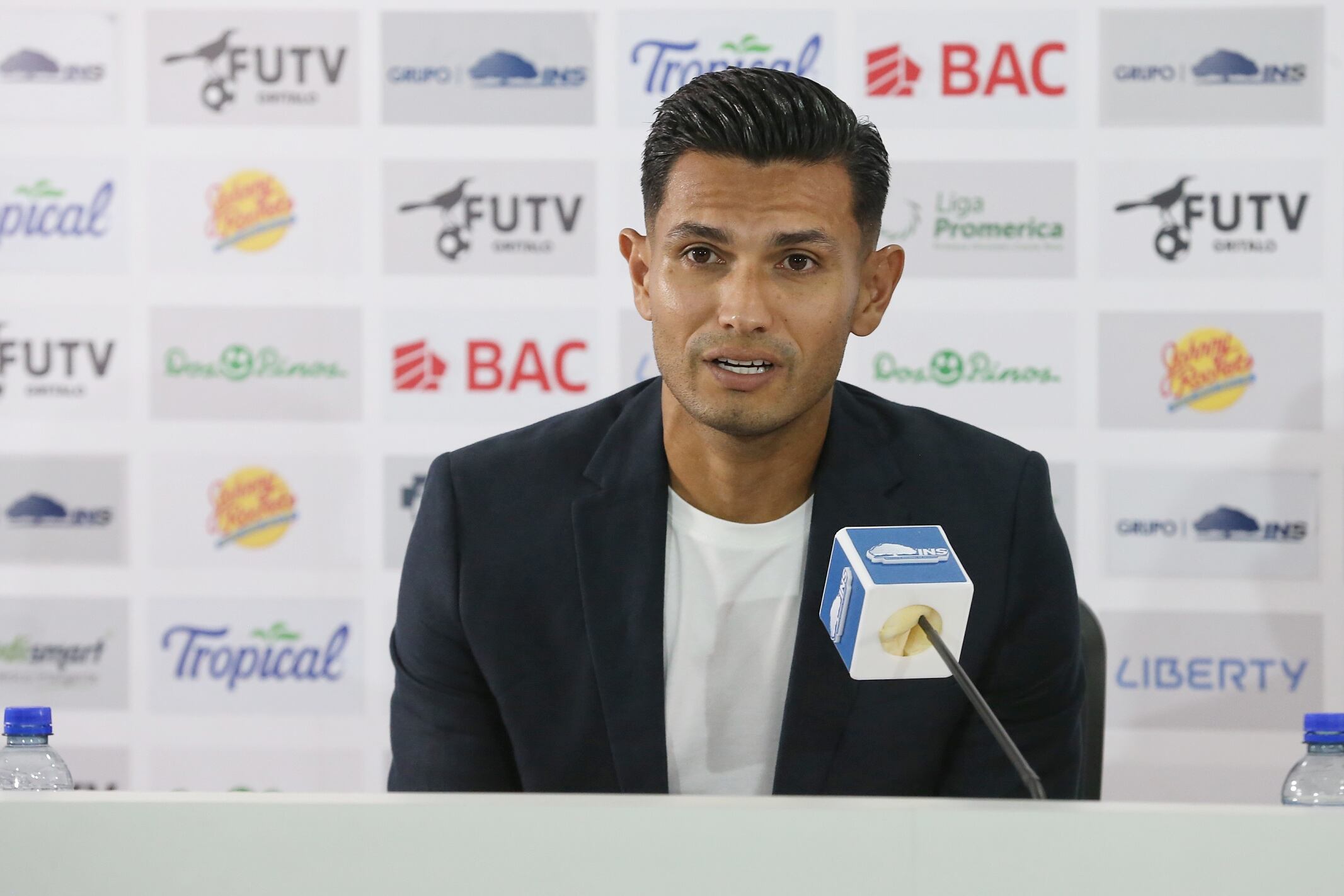 30/08/24/ Conferencia de prensa de Vladimir Quesada DT de Saprissa y presentación de Óscar Duarte y Deyver Vega como májenos jugadores de Saprissa / Foto John Durán