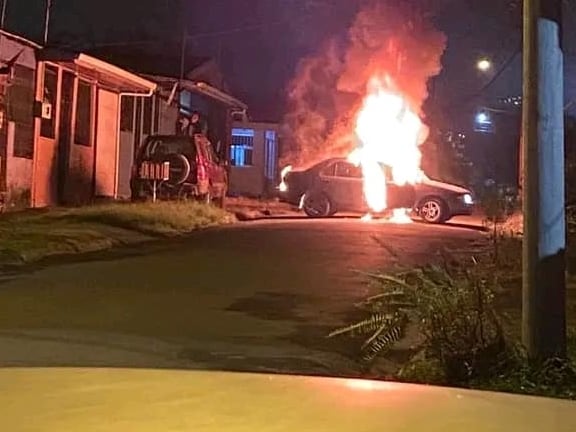 El carro en que llegaron los pistoleros fue quemado por ellos mismos. Foto: Facebook Comunidad Santa Fe de Los Chiles