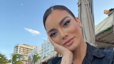 Critican a exMiss Universo por enseñar “el mono” en la playa