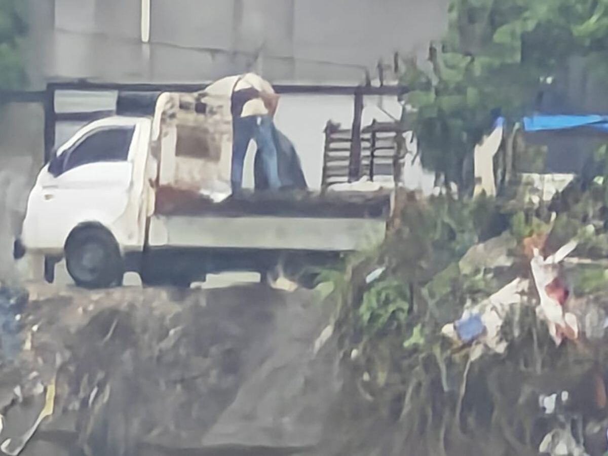 En más de una ocasión, se ha agarrado a personas tirando basura en el botadero de Lomas.