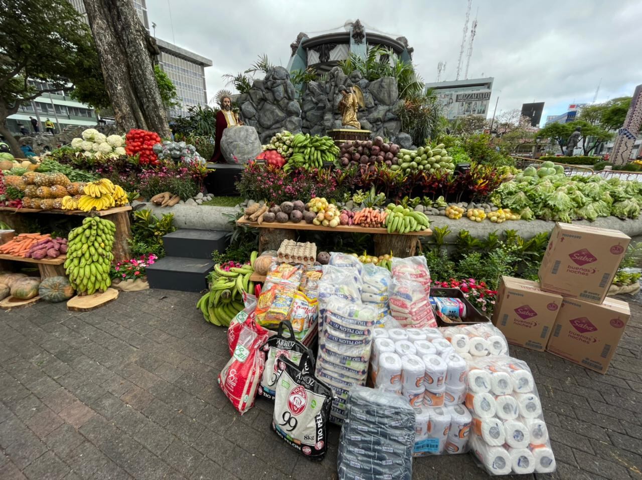 Los trameros de los diferentes mercados josefinos, entregaron ofrendas de agradecimiento a Dios por las bendiciones recibidas a diario en sus trabajitos.