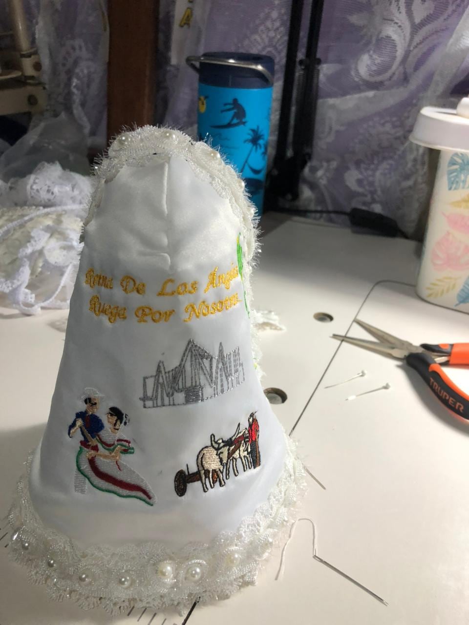 Ingrid Cortés Gutiérrez, vecina de Cartagena de Santa Cruz, Guanacaste, tiene una fe que le cabe en el corazón y en las puntadas. En el 2024 participó para vestir a la Negrita, no ganó, pero recibió bendición