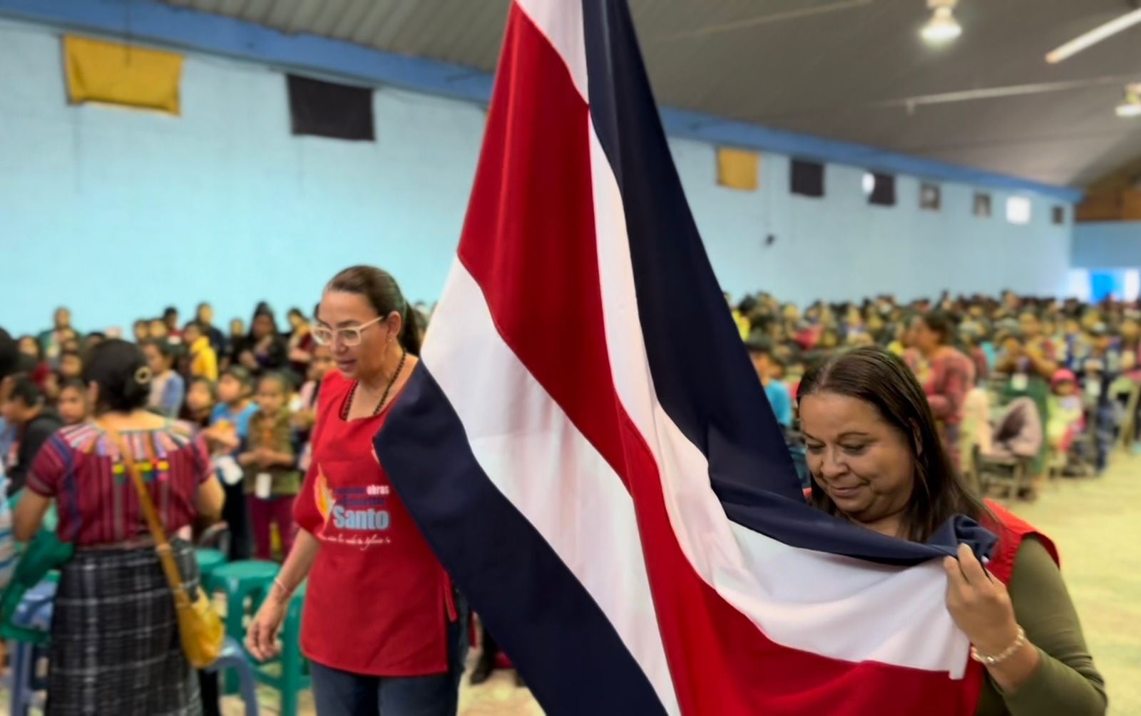 El padre Sergio Valverde y sus Obras del Espíritu Santo no solo alegran la Navidad y el Año Nuevo de miles de niños y familias en Costa Rica, también alcanza la solidaridad para hacerlo en Guatemala y El Salvador