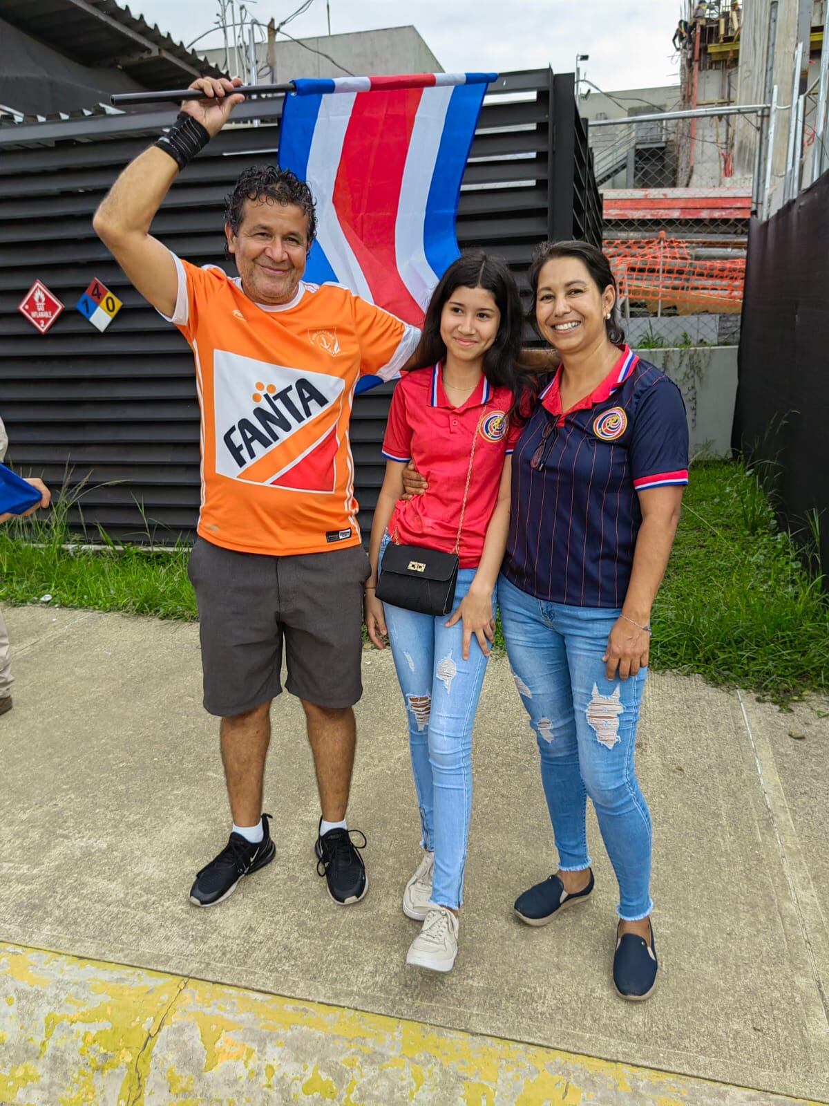 El 6 de junio del 2022, a las 11:15 a.m. la selección nacional mayor masculina de fútbol viajó a Catar para disputar repechaje mundialista con Nueva Zelanda por un boleto a la copa mundo Catar 2022, la afición fue a despedir a La Sele al Proyecto Gol. En la foto, Rafael Monge, de Desamparados de Alajuela, quien llego con su esposa, doña Flor Alvarado y la hija de ambos, Arianna Alvarado