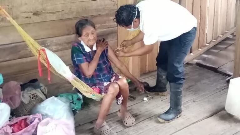Caminando entre montaña y ríos en Talamanca, personal de salud de la Caja Costarricense de Seguro Social (Caja) llegó a las casas de los adultos mayores para vacunarlos contra covid-19.