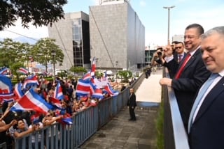 Ambiente en las afueras de la Asamblea Legislativa previo al arranque de la primera sesión de la comisión de levantamiento de inmunidad del presidente Rodrigo Chaves por presunta beligerancia política.