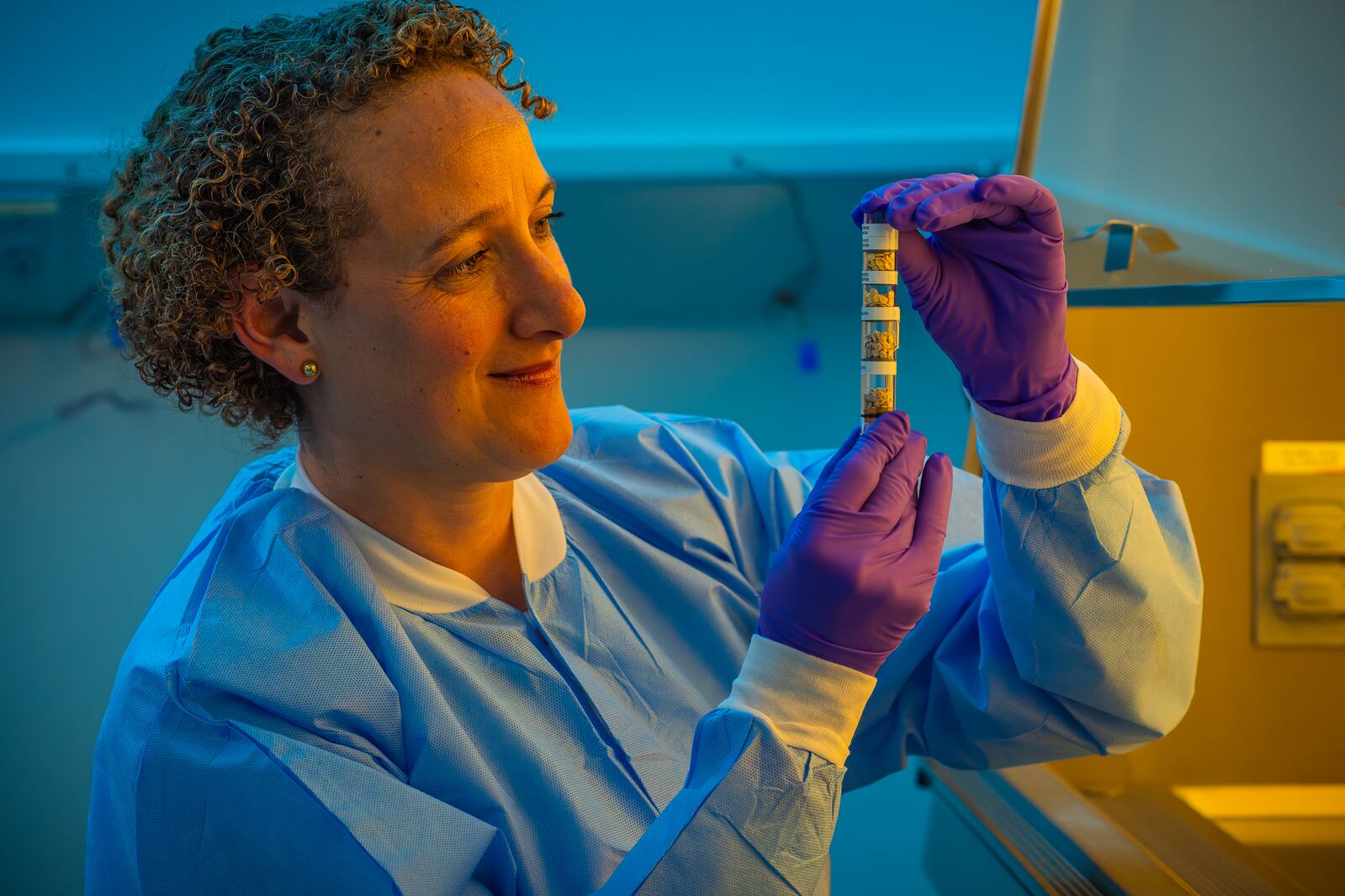 Este 1de agosto Costa Rica se anota otro logro de talla mundial: semillas de tomate y chile dulce, desarrolladas por la Universidad de Costa Rica (UCR), viajan hacia la Estación Espacial Internacional (EEI). En la foto, La Dra. Leonora de Lemos, del Grupo de Ingeniería Aeroespacial de la UCR, entregó a la NASA las semillas producidas por la Institución. La carga llamada World Seeds for Space de la firma Jaguar Space saldrá hacia la Estación Espacial Internacional el próximo 31 de julio del 2025