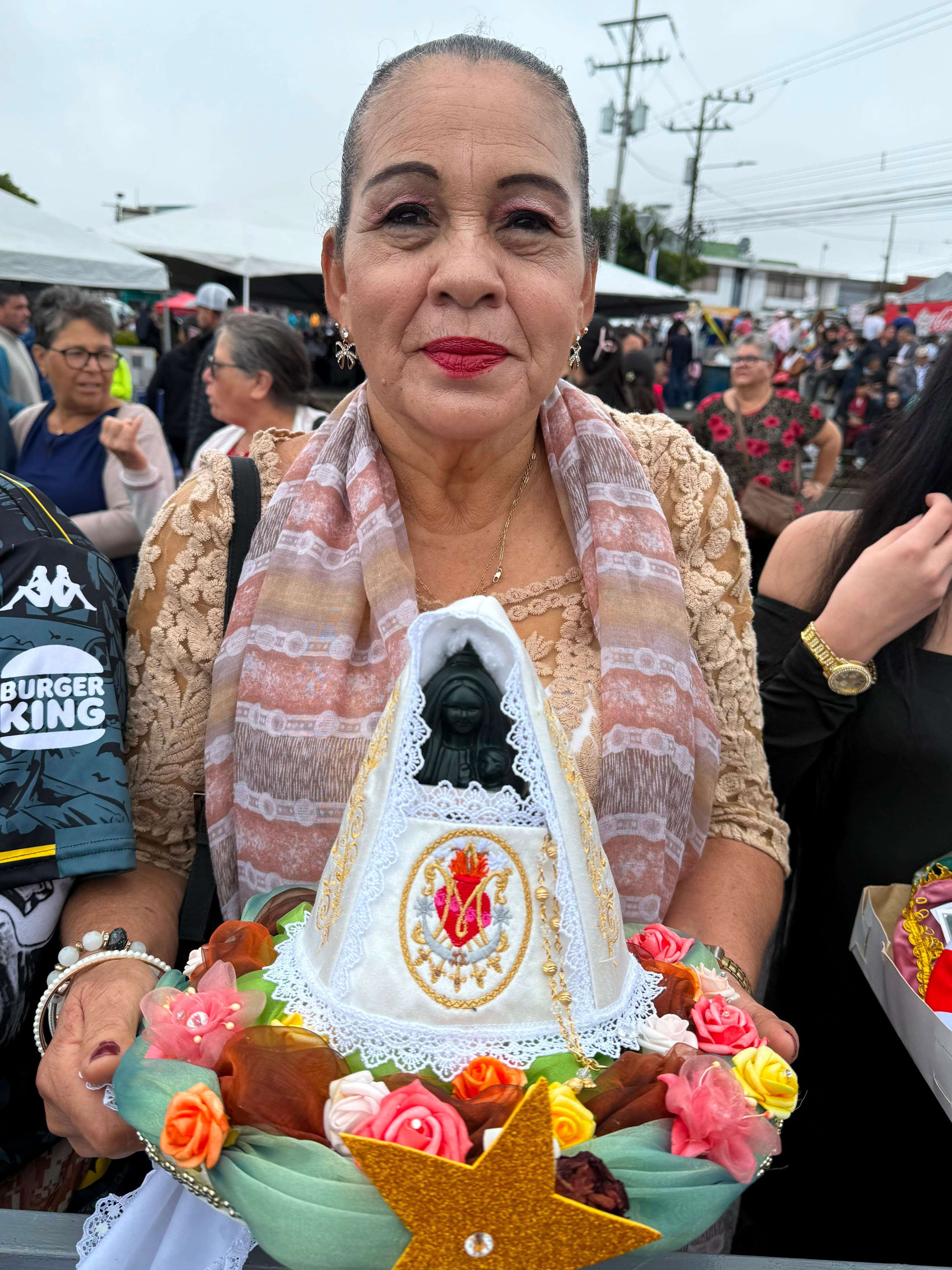 Desde hace 25 años doña Teresita y doña Rosa Abarca Rodríguez, de Quircot de Cartago hacen vestiditos para la virgencita de los Ángeles que le regalan a los enfermitos. En la foto, María de los Ángeles Bolívar es una guanacasteca de Cañas, de la familia Bolívar, que vive hace 20 años en Cartago y también hace vestidos.