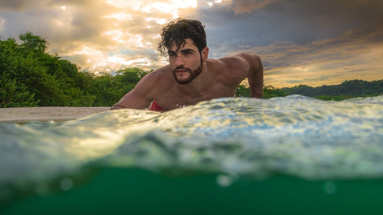 Óscar Marín es un josefino de corazón, oriundo de Moravia, con raíces en Puntarenas y Coronado, quien empezó su amor por el arte desde pequeñito, cuando a los seis años entró a la academia Giratablas a recibir clases de teatro.