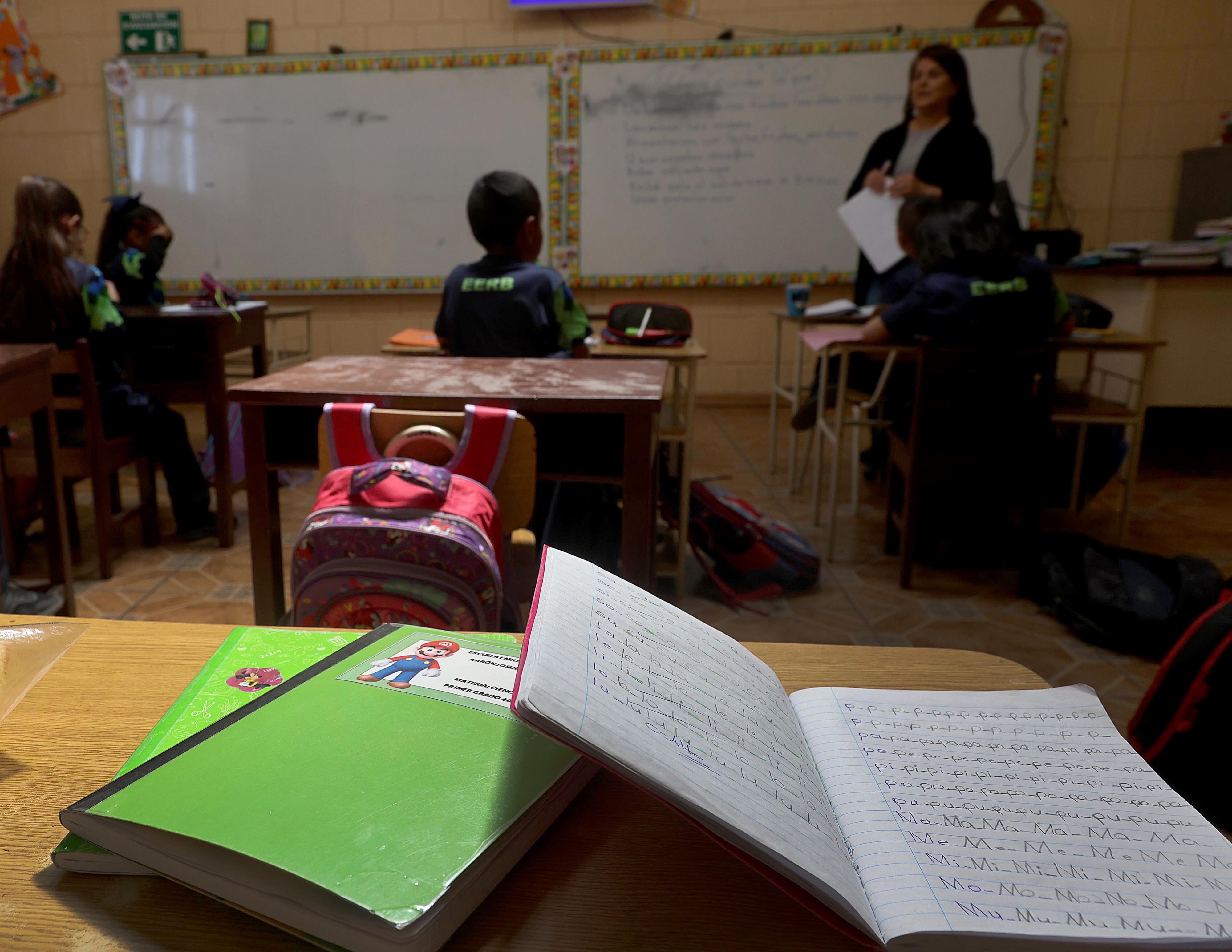 18/04/2024   San Juan de Chicuá. Fotografías conceptuales de maestros y estudiantes escolares en la Escuela Emilio Robert Brouca. Foto: Rafael Pacheco Granados