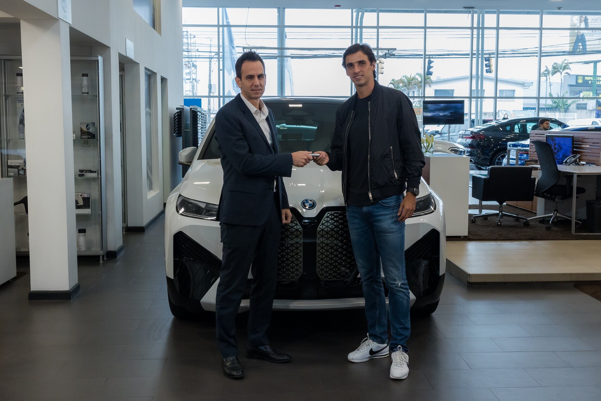Bryan Ruiz y su nuevo auto BMW eléctrico. Cortesía.