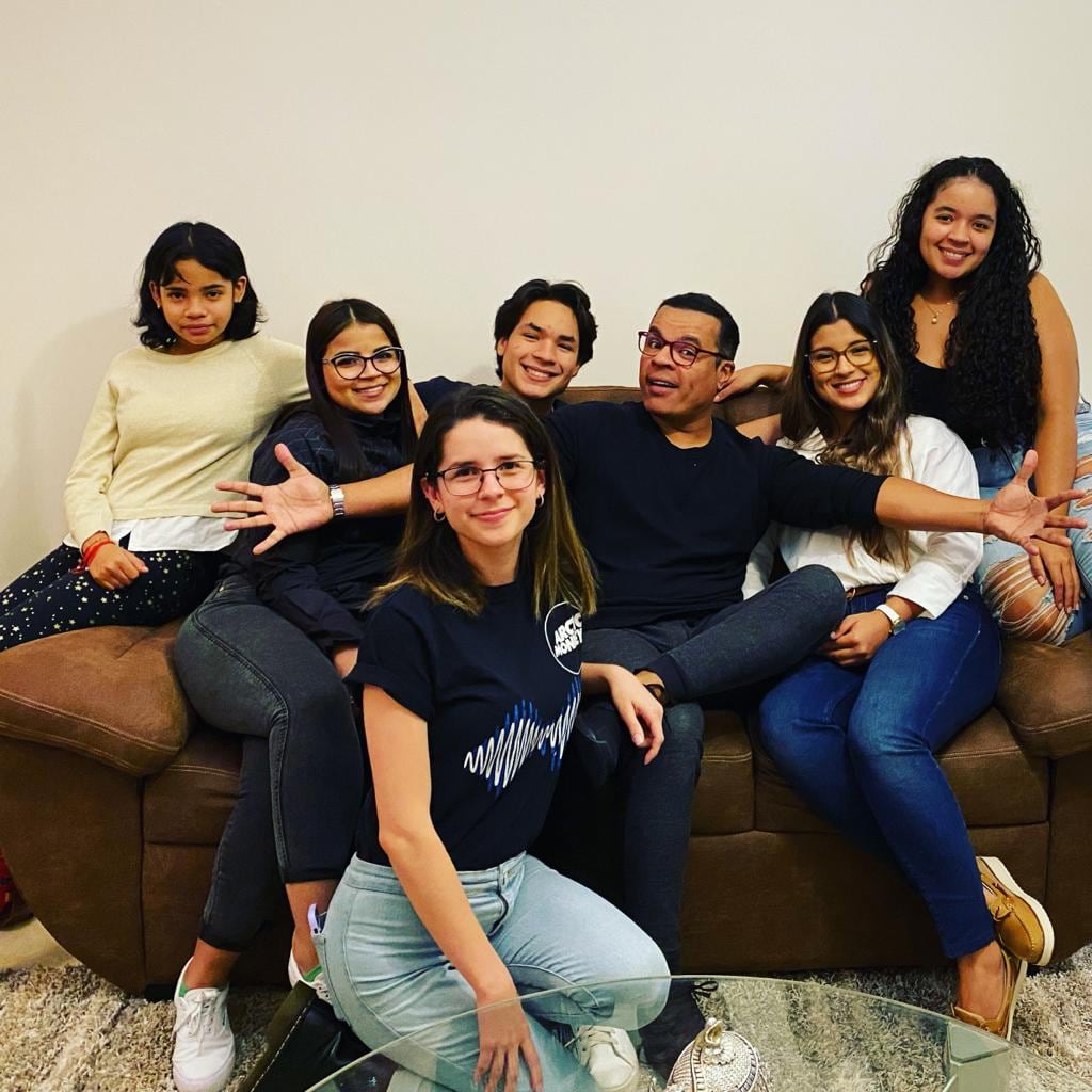 El locutor Jair Cruz es el orgulloso papá de 6 hijos. Cortesía.