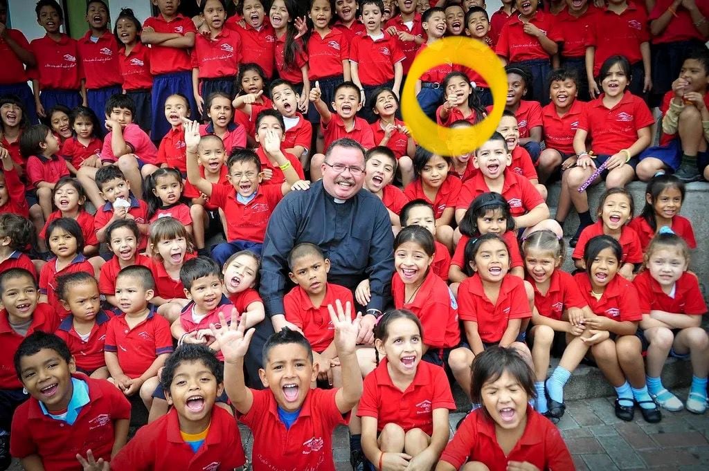 Wendy Osegueda Montalván se graduó como bachiller en Contaduría Pública de la Universidad de Costa Rica (UCR) el pasado viernes 19 de abril y lo primero que hizo tras la graduación fue irse en una pura carrera a la Asociación Obras del Espíritu Santo y regalarle el título al padre Sergio Valverde. En el círculo aparece Wendy bien pequeñita en Obras del Espíritu Santo.