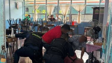 Estudiantes de escuela vivieron momentos de terror cuando hombre se encerró dentro de un aula