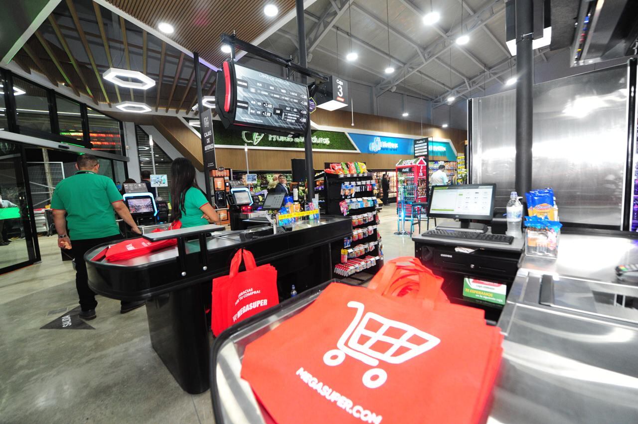 Nuevo Mega Super de Escazú, es el número 80 de la cadena de supermercados. 
El Roble, que ahora es el árbol más chineado de Escazú, fue salvado  de la muerte por supermercado Megasuper.