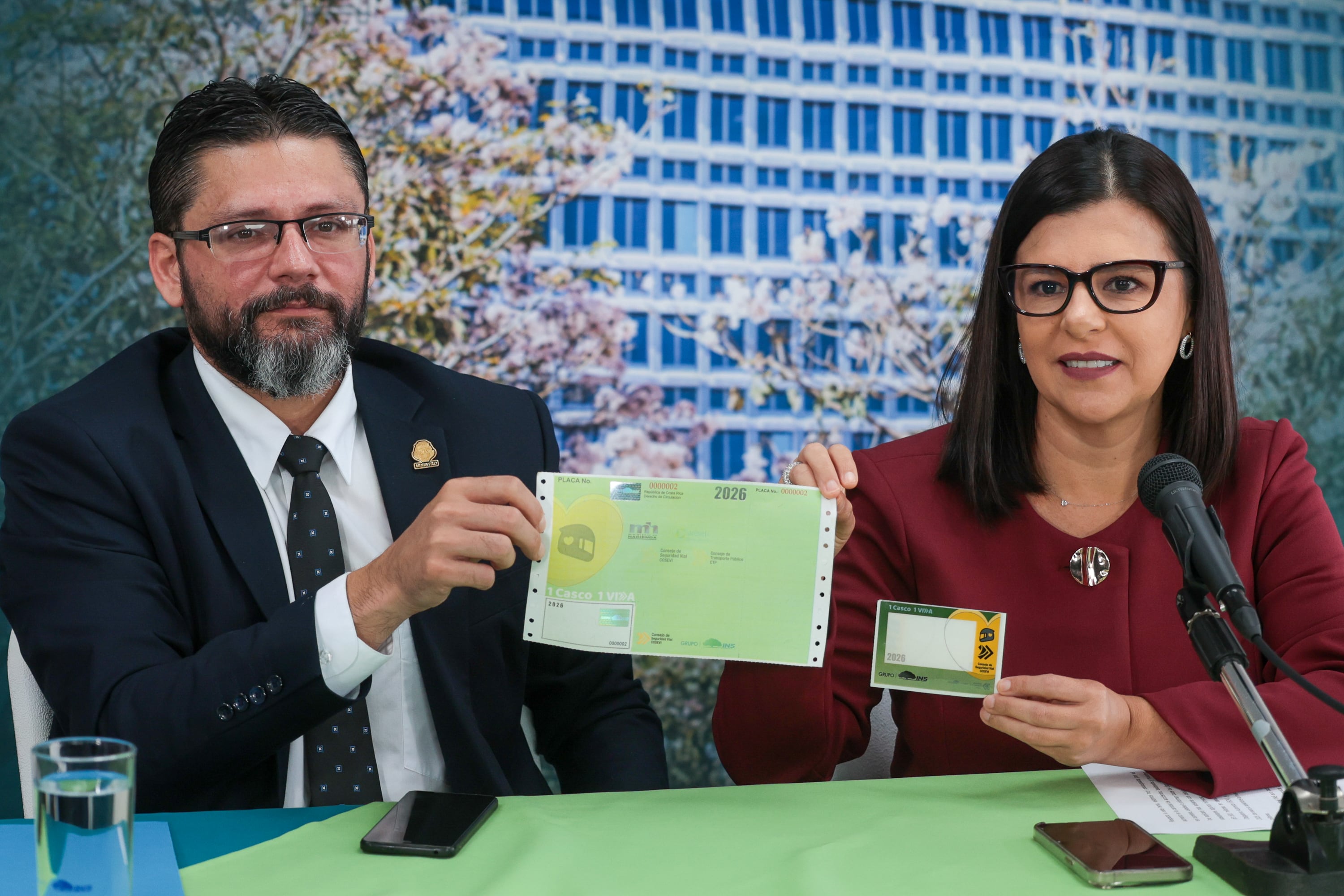 03/11/2025, San José, INS, Oficinas Centrales, conferencia de prensa para la presentación del comienzo del cobro del Marchamo 2026. En la fotografía Rudolf Luke ministro de Hacienda, Gabriela Chacón presidenta ejecutiva del INS y Sidney Viales jefe de la dirección de seguros obligatorios.