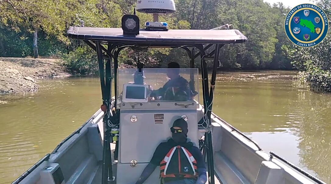 Dos embarcaciones de Guardacostas realilzan constantes recorridos por el estero de Puntarenas, uno de los sitios por donde ingresa la droga que abastece a los barrios más conflictivos. Foto: Cortesía MSP.