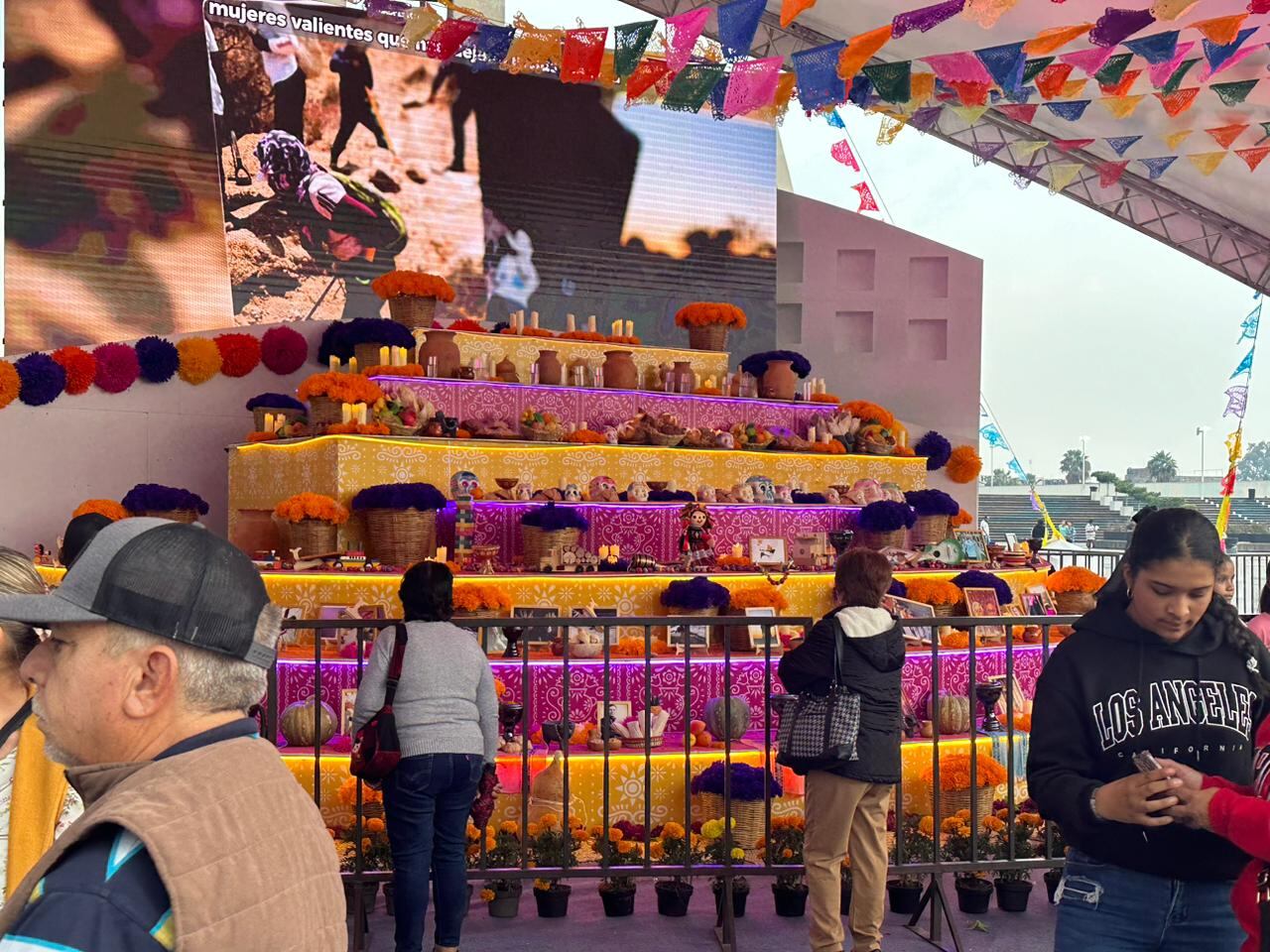 En la plazoleta de las iglesias montaron este hermoso altar acorde al Día de Muertos.