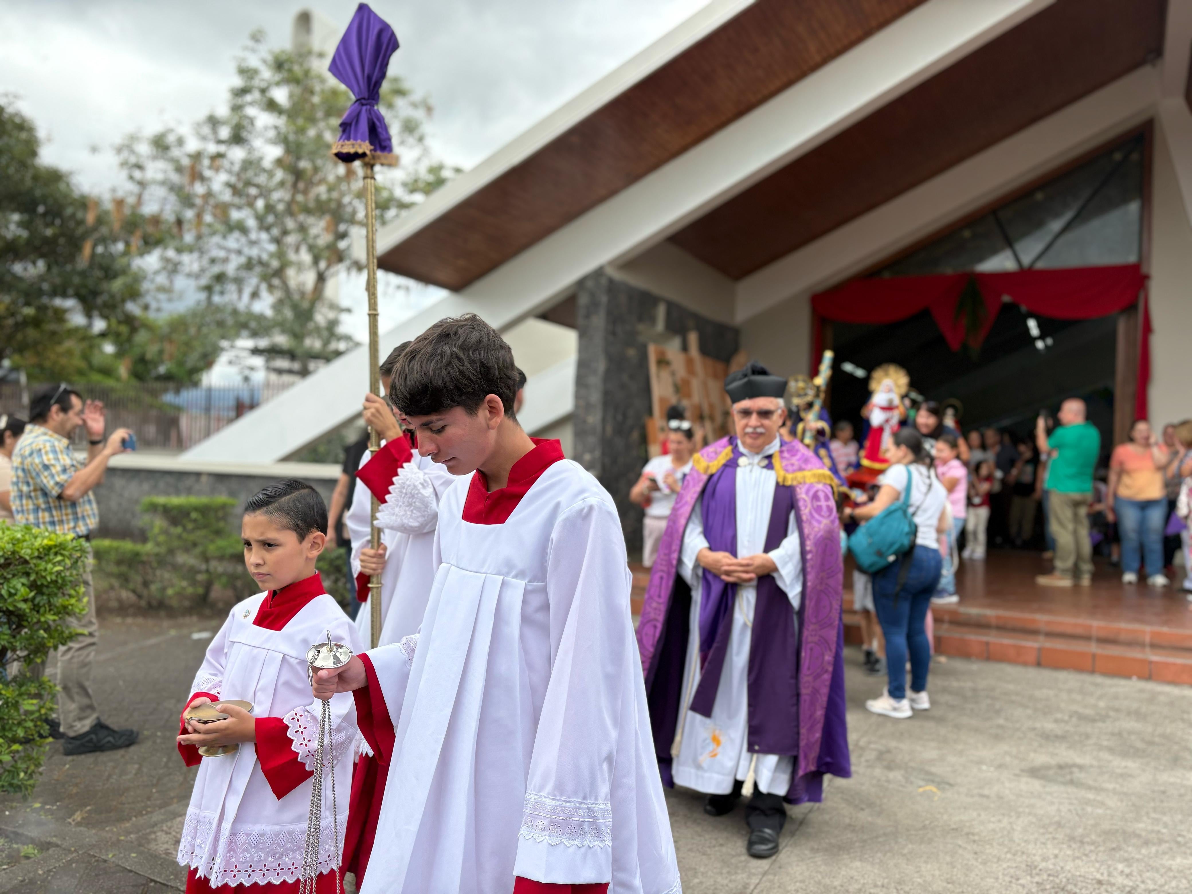 Un “Jesucristico en el sepulcritico”, una “virgencita de los dolorcitos”, un “Nazarenito”, entre otras imágenes pequeñitas, fueron cargadas por niños de la parroquia San Rafael Arcángel de San Rafael Arriba de Desamparados