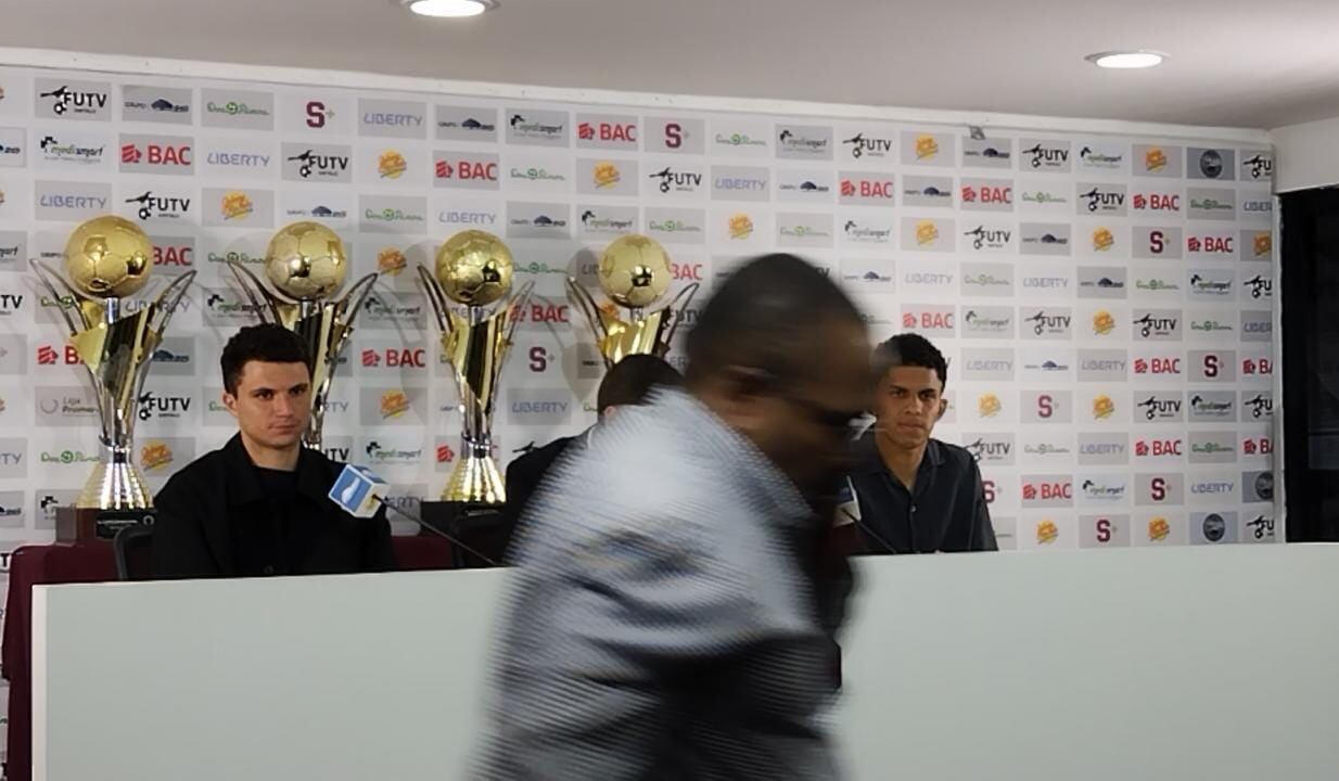 Harrick McLean pasó como Pedro por su casa frente a las cámaras en la conferencia de prensa.