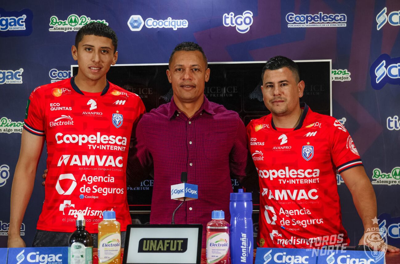 El gerente deportivo de San Carlos Carlos Acosta presentó a los nuevos refuerzos del equipo norteño. Prensa SC.