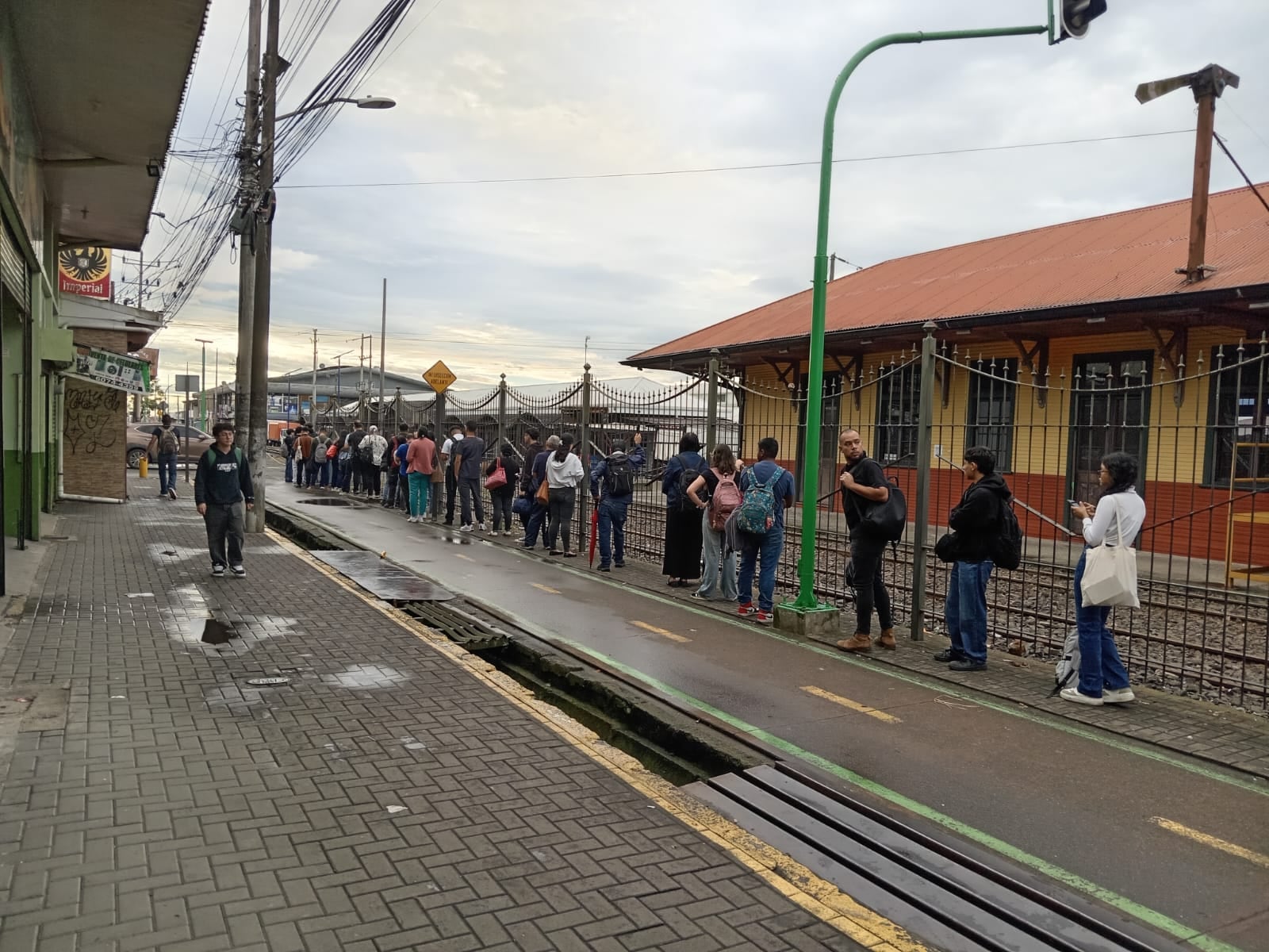 Luego del anuncio de que "solo 5 personas pueden ingresar" muchos se fueron rápidamente a la terminal de buses mientras que otros aguardaron hasta la carrera de las 7:01 am, lo que significa esperar aproximadamente 40 minutos. Foto: Juan Pablo Garita