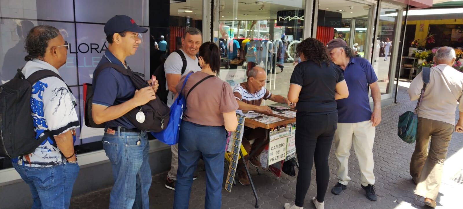 Al honesto chancero, Errol Vásquez, no dejaron de felicitarlo por vender la lotería y los chances al precio oficial de la Junta de Protección Social (JPS), además, le aumentó la clientela porque leyeron la nota que le hicimos el pasado jueves 30 de marzo