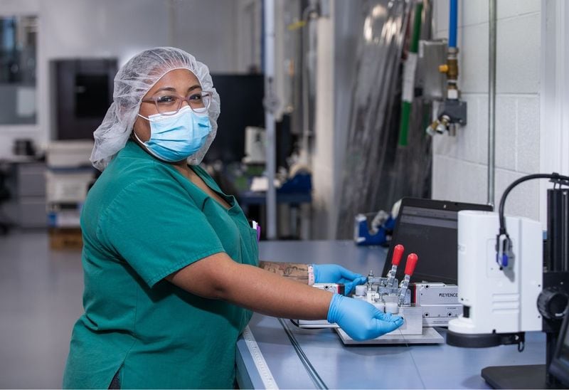 La empresa busca perfiles técnicos como operadores de equipo automatizado, personal de recubrimiento, ingeniería, mantenimiento y calidad, y habilitó un correo para recibir postulaciones.