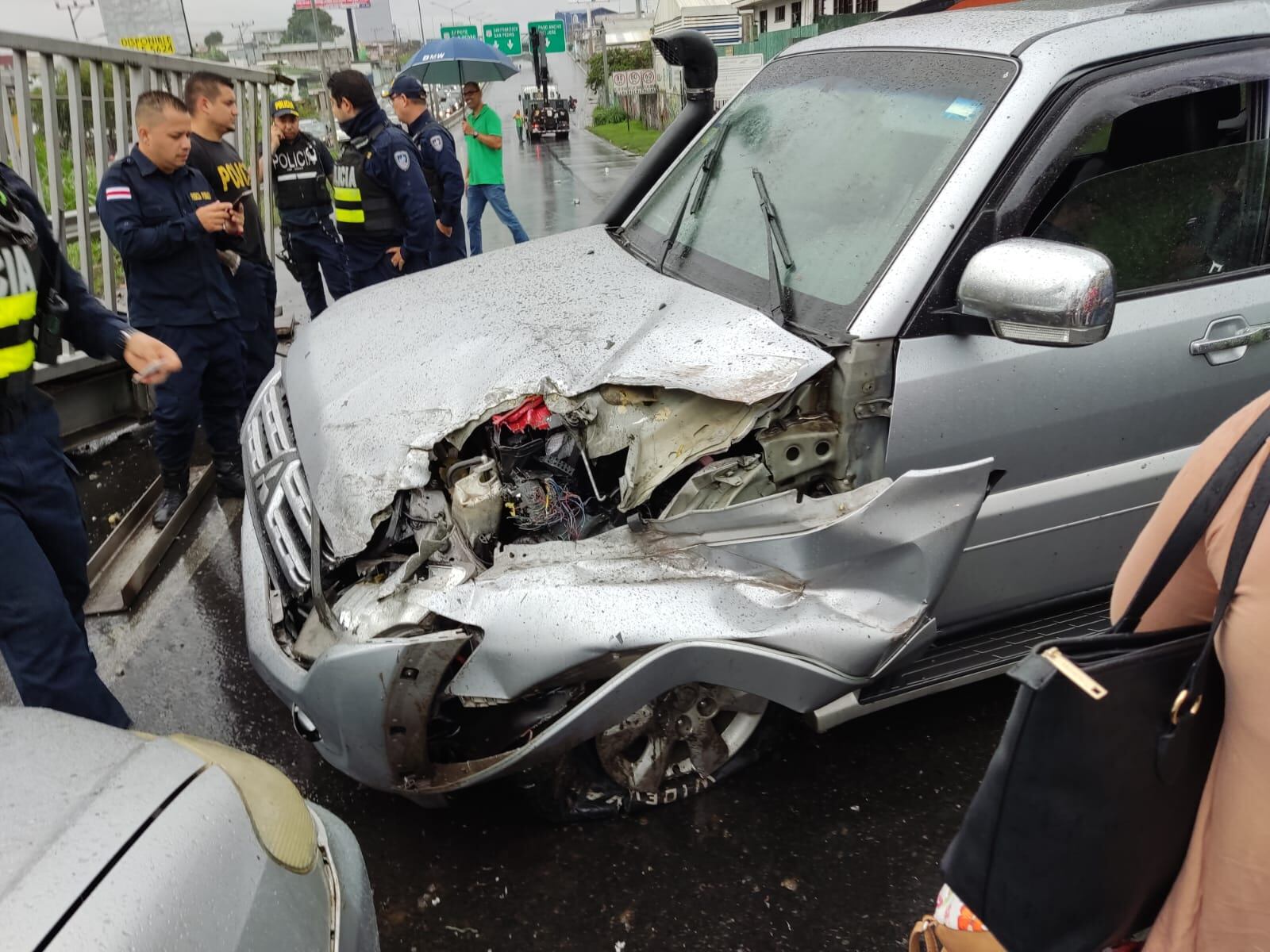 Puente peatonal se desploma sobre carretera en San Sebastián. foto cortesía.