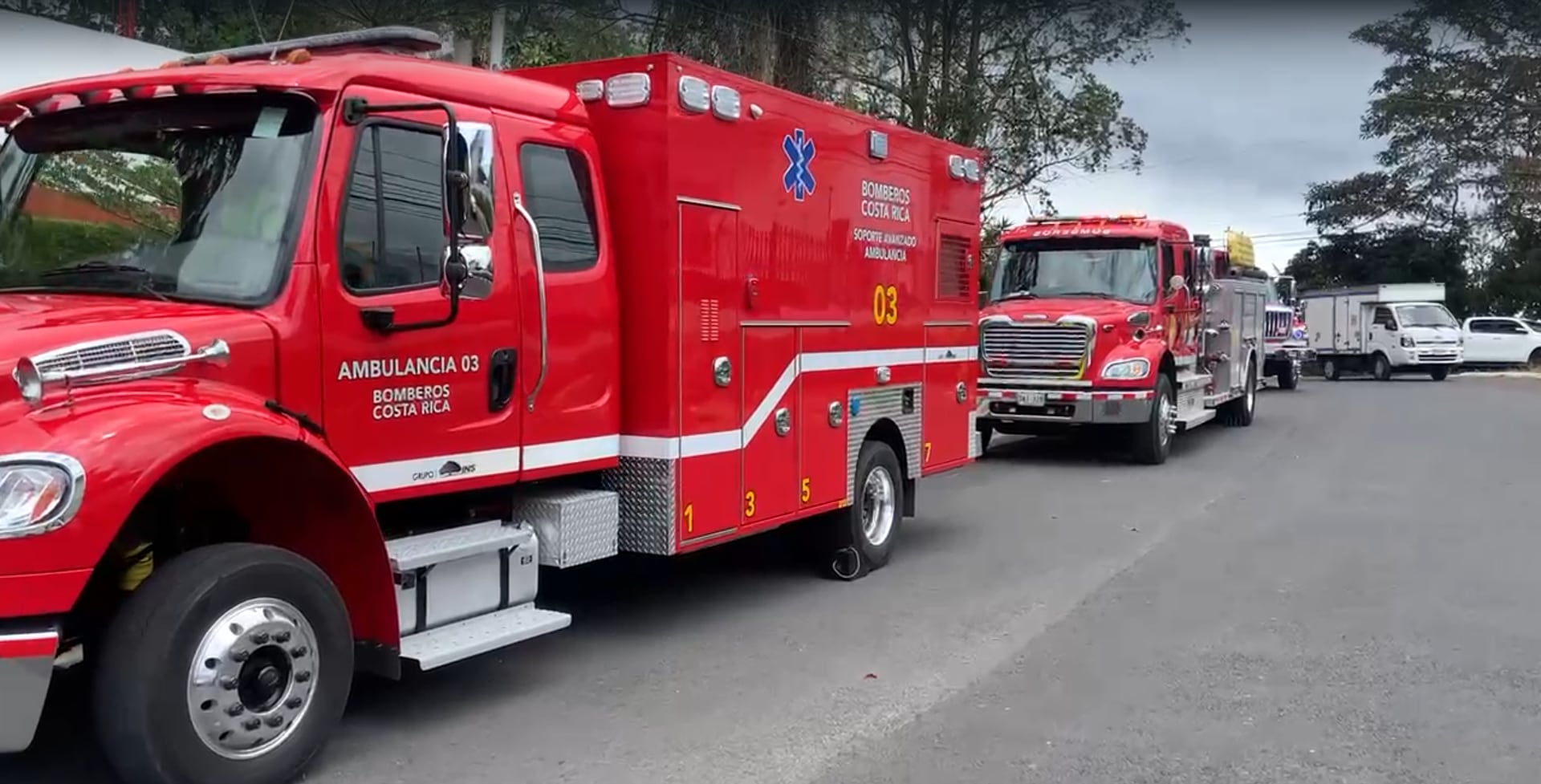 Unidades extintoras de Bomberos y la de Materiales Peligrosos se desplazaron al sitio para analizar el derrame de diésel. Foto: Bomberos.