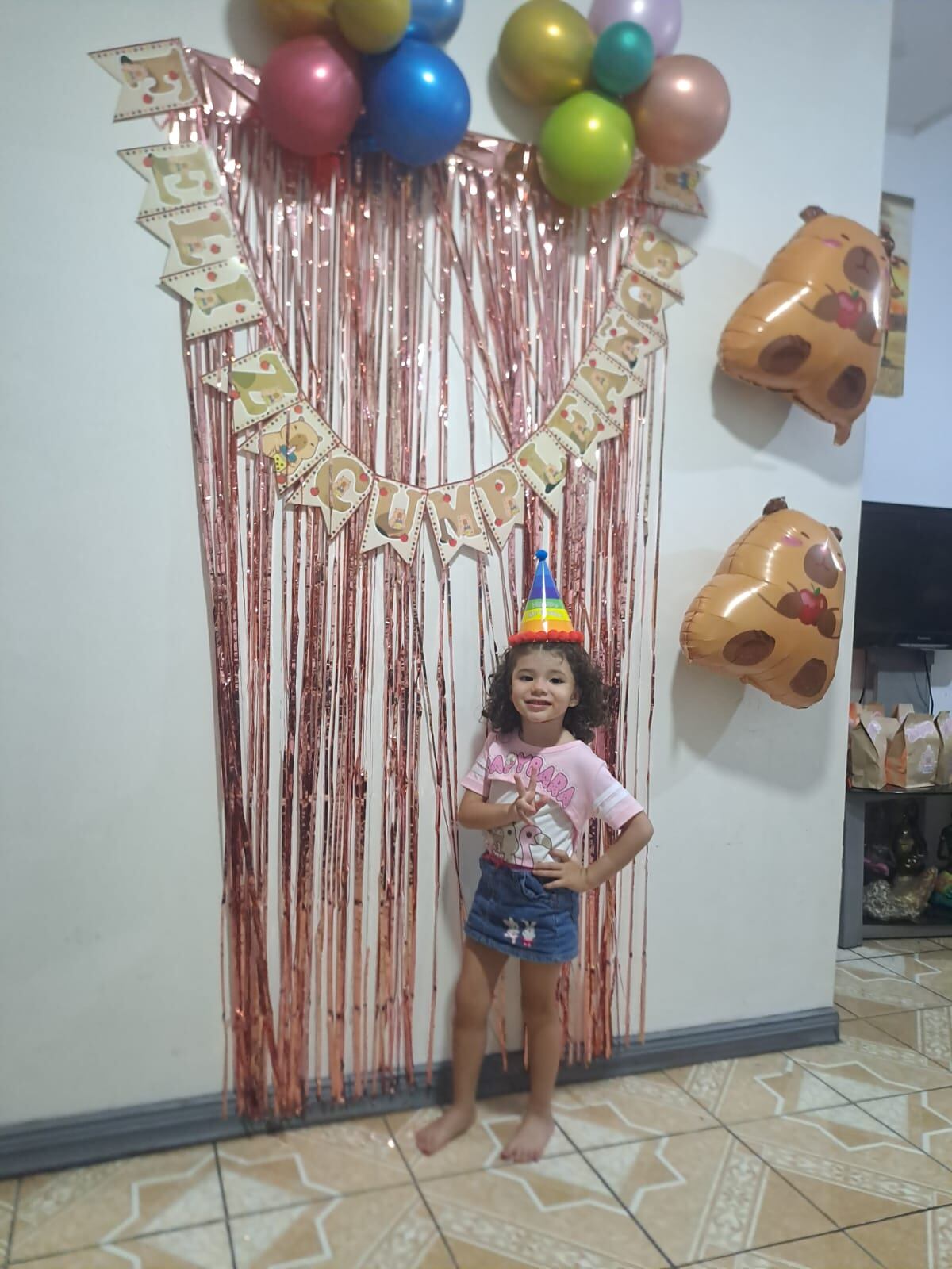 Jimena Álvarez, una pequeñita de 4 años, lo sabía muy bien porque resulta que el pasado 19 de junio les adelantó el festejo a los capibaras ya que como ese día cumplió sus 4 añitos pidió que todo lo de su fiestica fuera de estos peluditos gorditos.