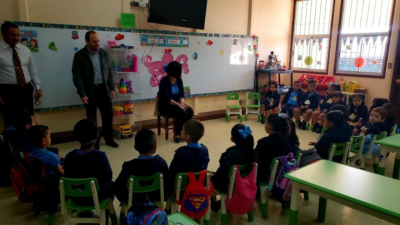 El viceministro Administrativo del MEP, Steven González, participó del inicio del curso lectivo 2020 en la escuela Estado de Israel en Coronado.