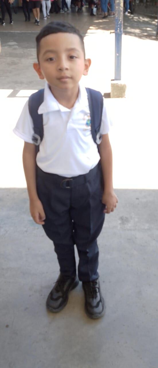 Andy Umaña Jirón, quien tiene 7 años, sufre de un problema en su corazón desde que nació y ocupa ahora operarse en España por eso hay una campaña para recoger unos 35 millones de colones.