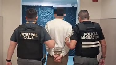 Detienen en aeropuerto a joven que era buscado desde hace cuatro años por amenazar a una mujer