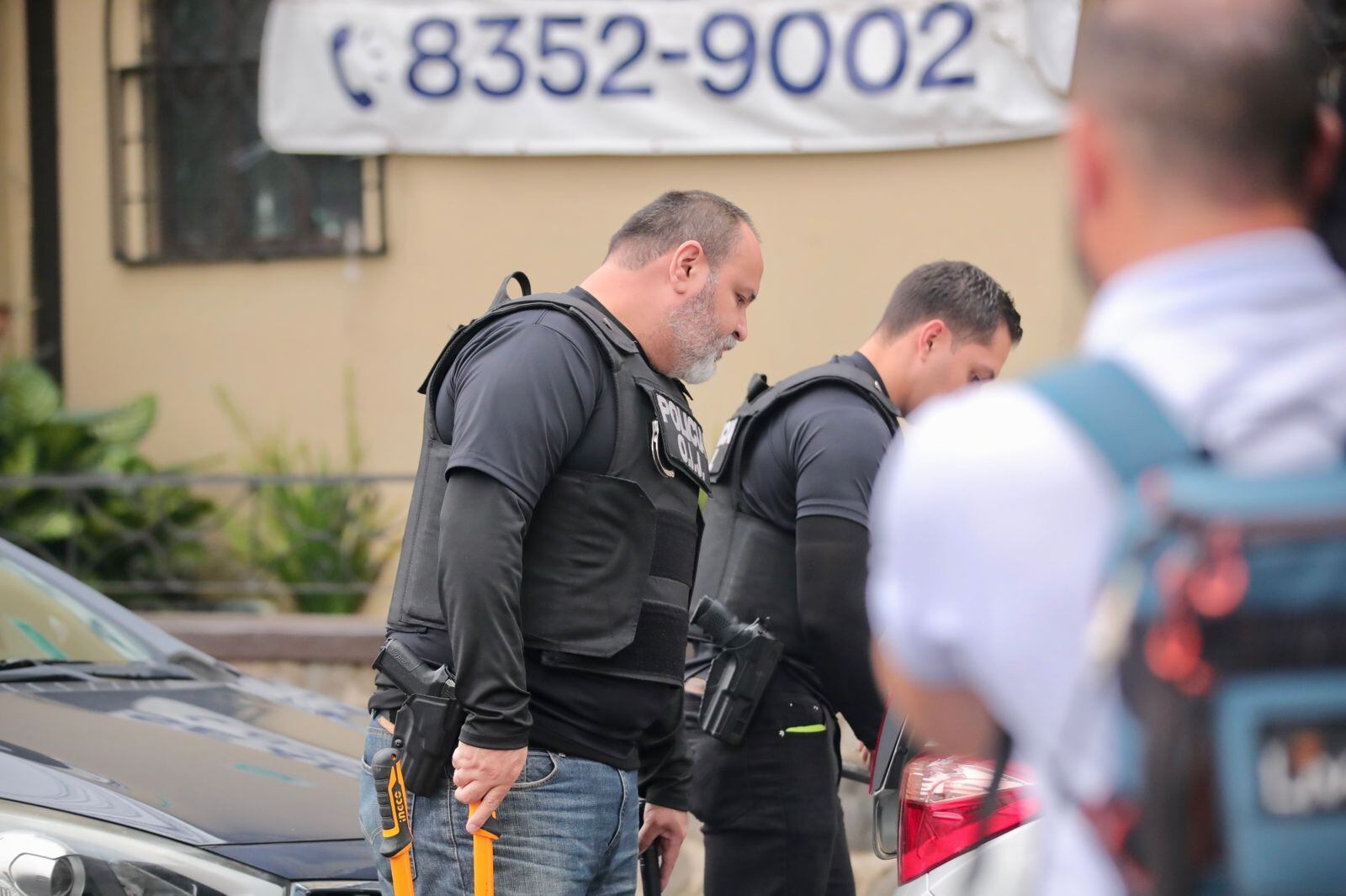 La Sección de Anticorrupción del OIJ en conjunto con el Ministerio Público, realizaron 28 allanamientos por aparentes irregularidades en la contratación de cooperativas para la administración de EBAIS de la CCSS. Entre los imputados se encuentran los miembros de la Junta Directiva de la institución. La casa de Marta Esquivel en barrio La California, fue uno de los recintos allanados. Foto: Alonso Tenorio