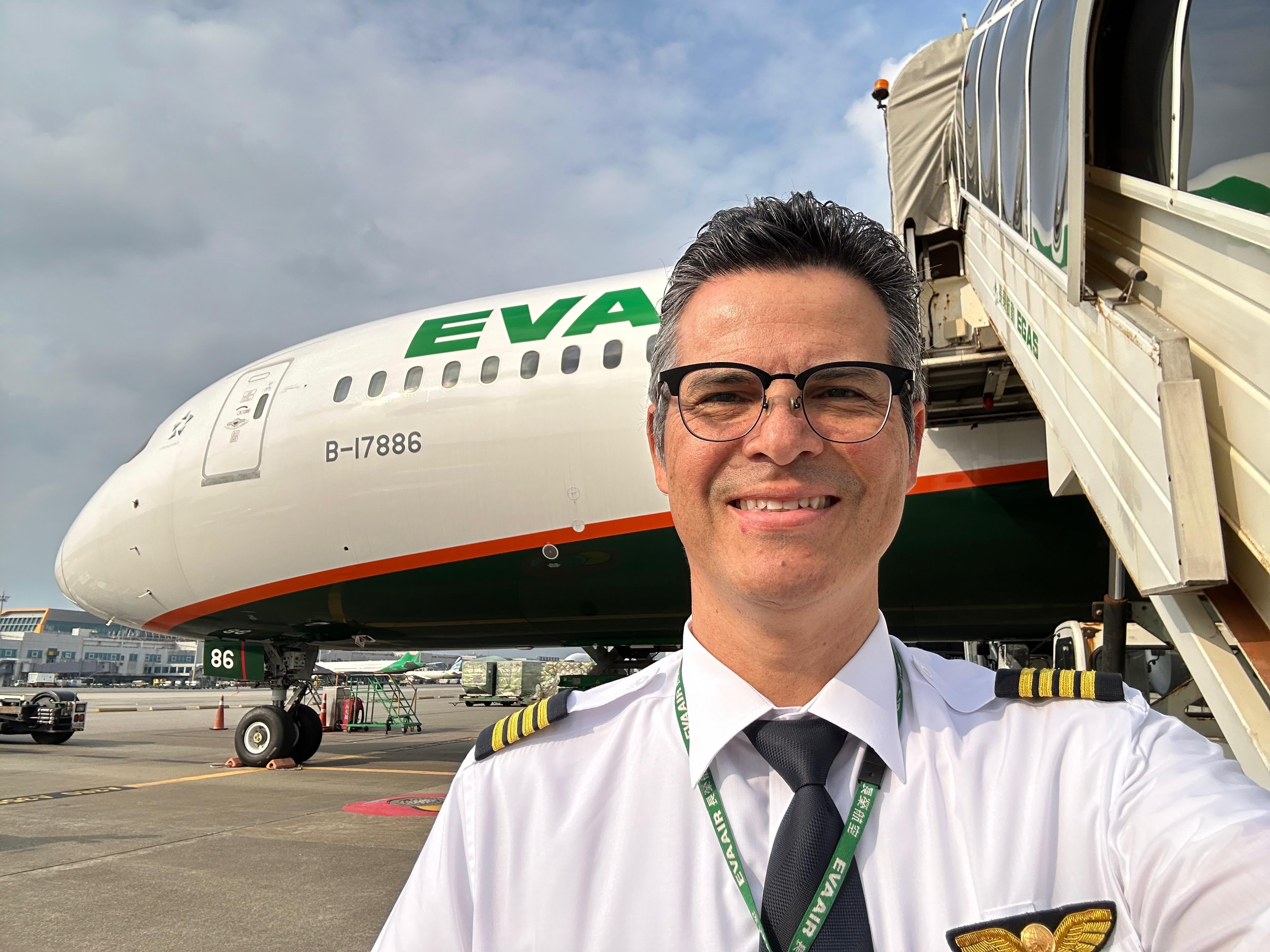 Desde los 10 años, cuando su tío piloto de Lacsa lo llevó por primera vez a una cabina rumbo a Estados Unidos, André Quirós Tacsan supo que quería pasar su vida entre nubes, motores y controles de vuelo.