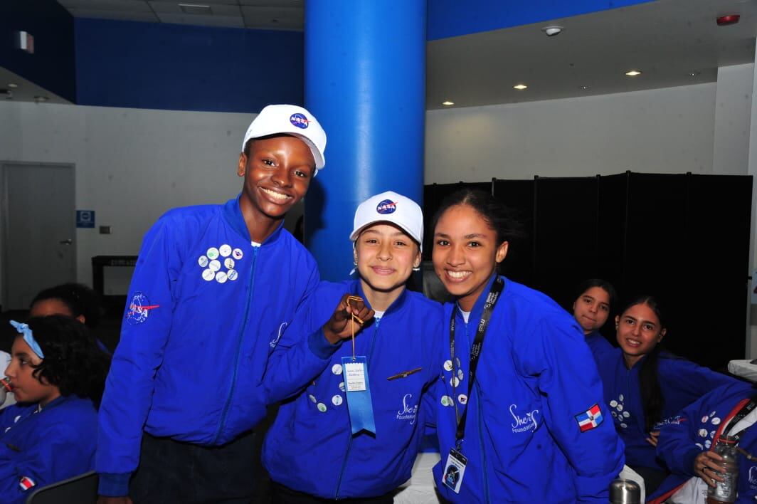 Emily Vega Badilla tiene 13 años, es vecina de Grecia y tras ir al campamento en la NASA “Ella es Astronauta Costa Rica 2022”, en Estados Unidos, nos confirma que su amor por la ciencia, el universo, la robótica y la ingeniería, es lo suyo.