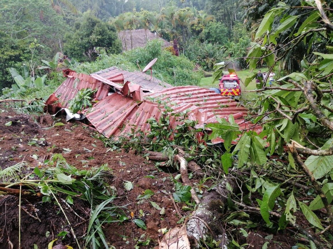 Deslizamiento cae sobre vivienda en Concepción de Agua Buena en San Vito. Foto CNE.