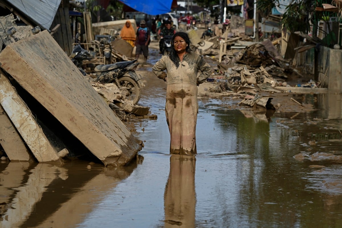 El hambre acecha tras las inundaciones que dejaron más de 900 muertos en Indonesia
