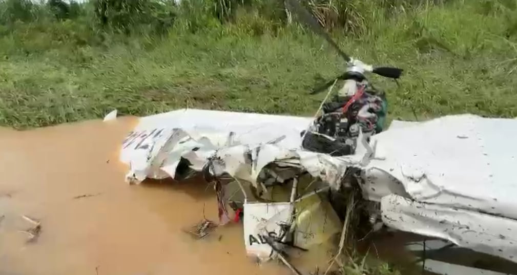 Piloto habría caído con ultraligero a cauce de río y falleció en Palmar, en Pitahaya de Puntarenas. Foto: Cortesía Bomberos