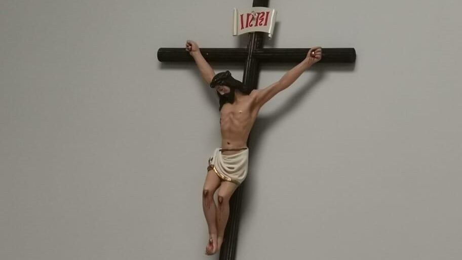 Una imagen del Santo Cristo en la cruz volvió a una de las paredes del Hospital México a pesar de que el director de ese centro médico dijo que no volvería jamás a ese lugar.