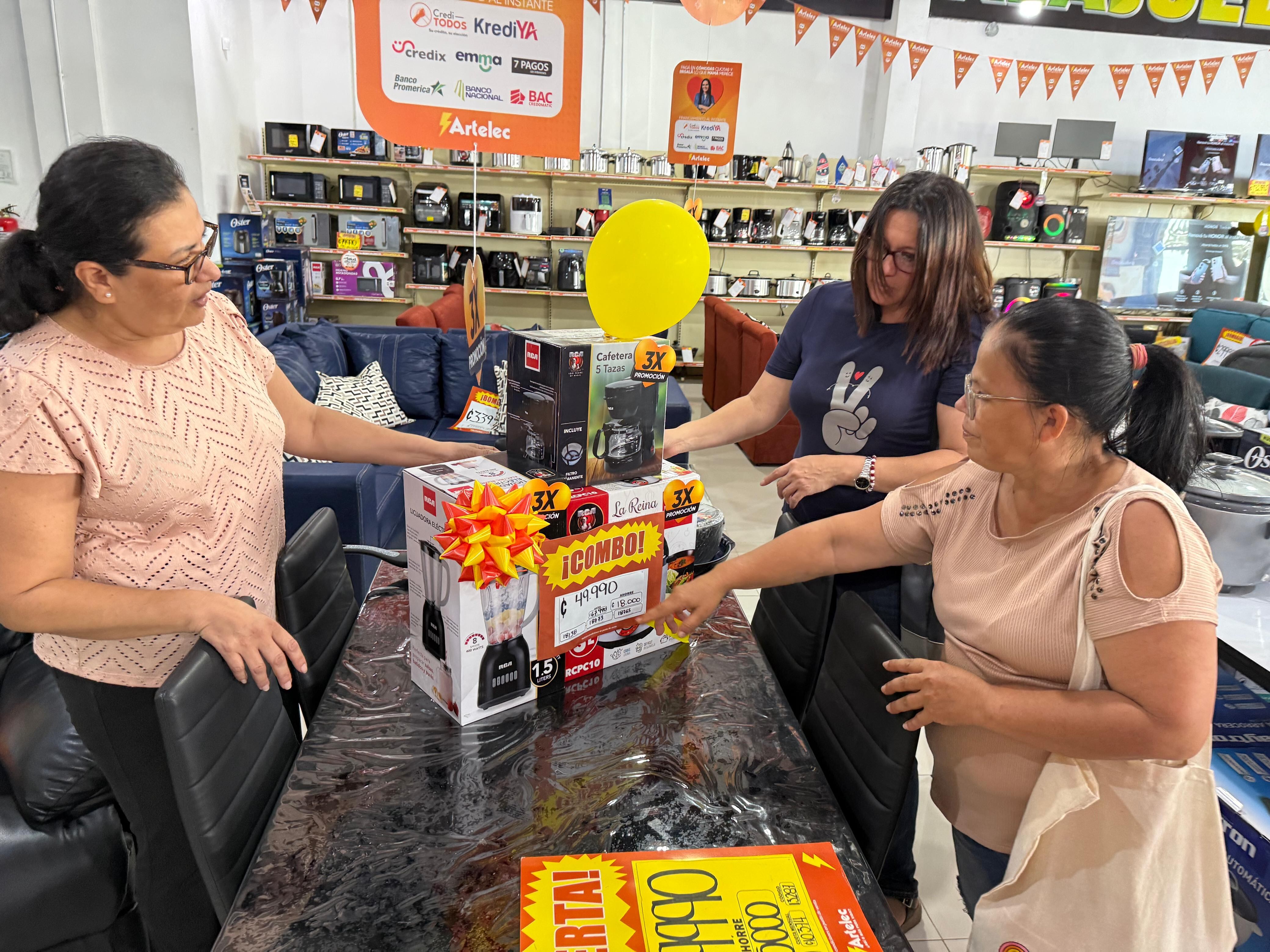 ¡Gracias mamá! Fue la promoción para el Día de la Madre 2025 en la cual La Teja rindió homenaje a 4 mamitas, dándoles regalos de patrocinadores y dándoles una experiencia Perfil ya que saldrán en la revista Perfil de setiembre del 2025. El martes 12 de agosto del 2025 vivieron un día de alegría, regalos y sorpresas.